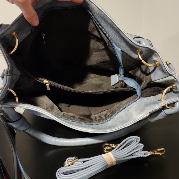 Stylish Blue Handbag with Tassel Accent - Picture 3 of 4